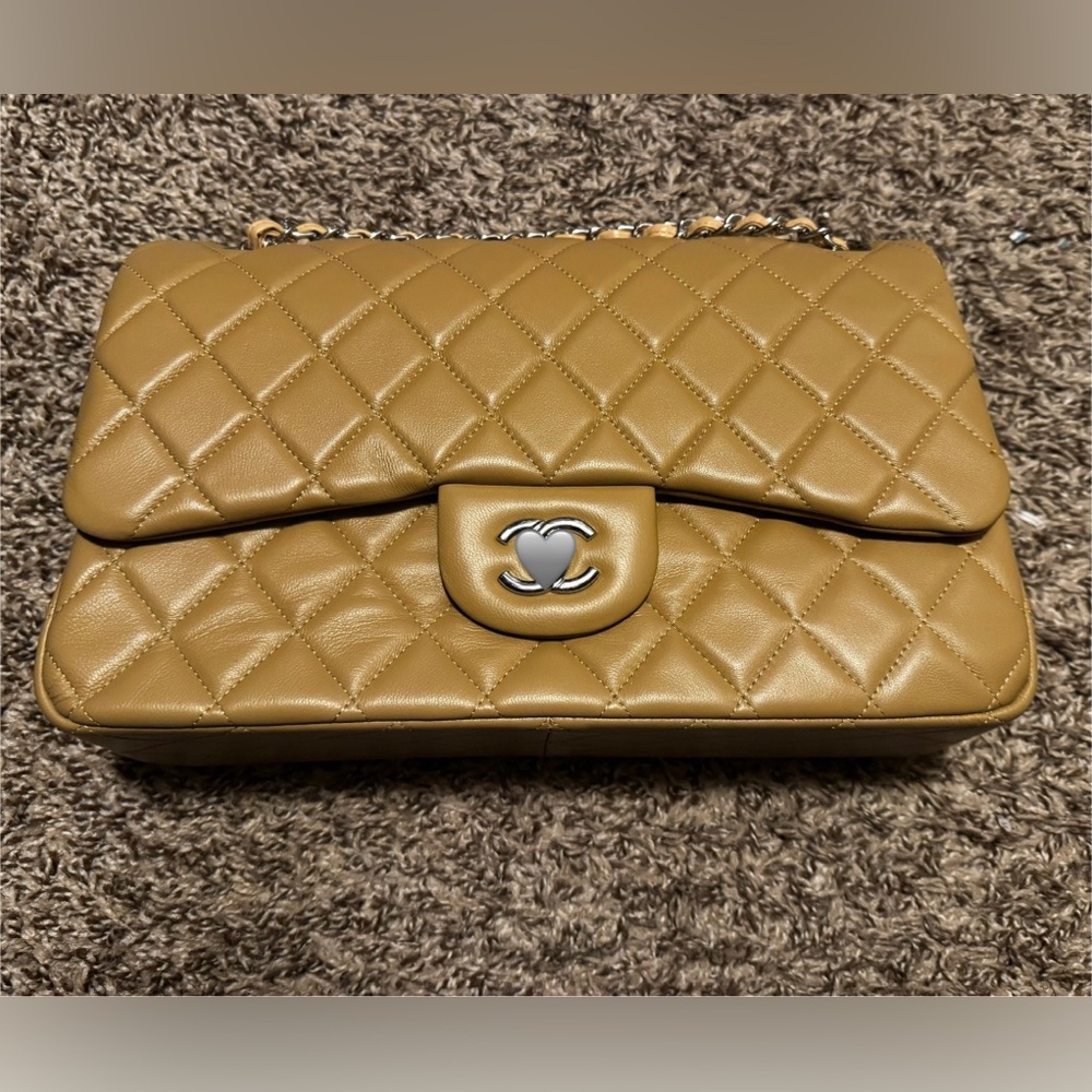 Chic Tan Quilted Leather Shoulder Bag - Picture 2 of 11